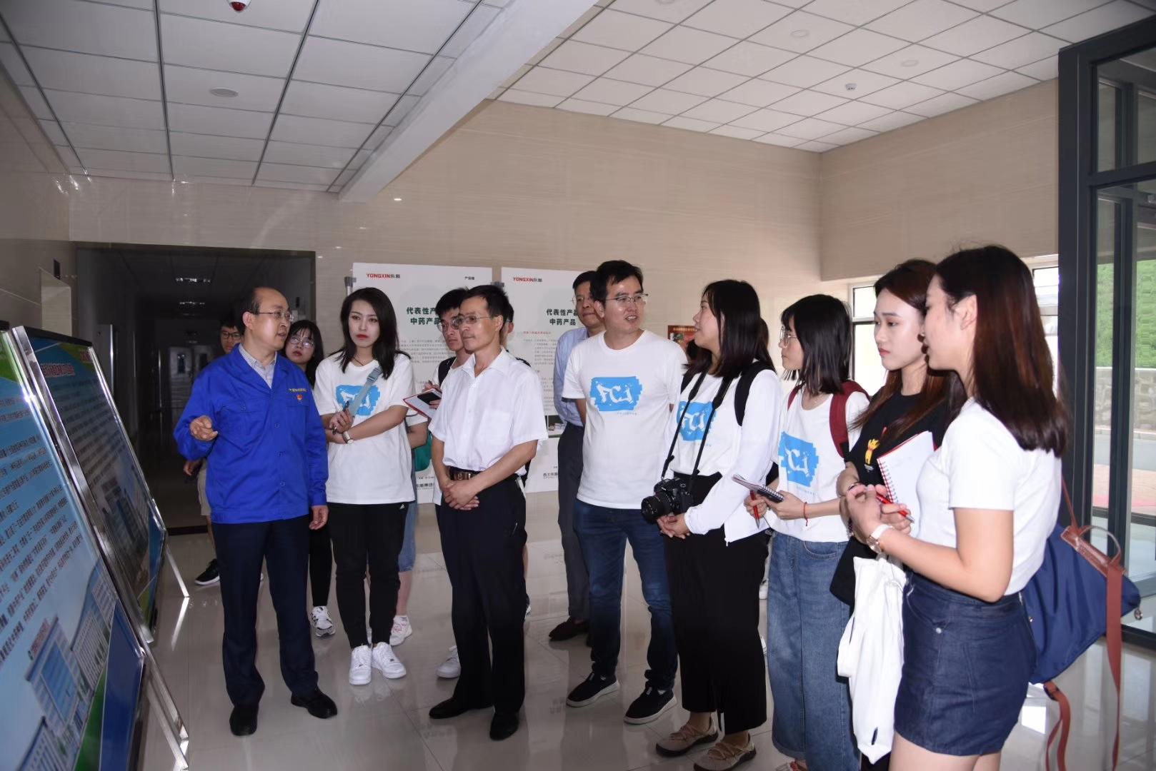 香港《大公報(bào)》記者、香港中文大學(xué)師生 走進(jìn)隴神戎發(fā)參觀學(xué)習(xí)