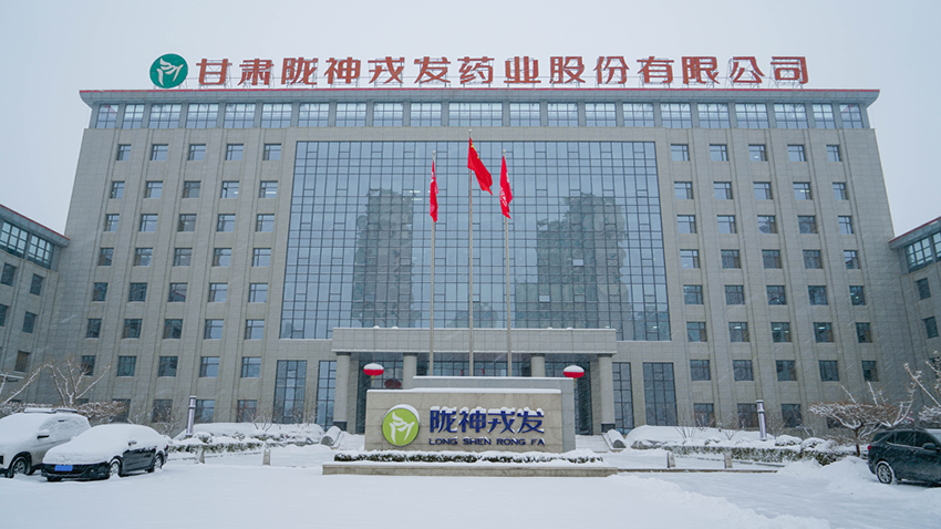 聞雪而動為暢通，掃雪除冰保安全