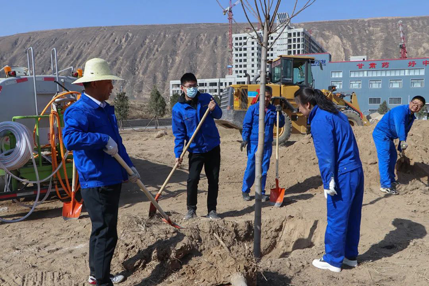 【“三抓三促”進(jìn)行時(shí)】“植初心、種未來(lái)、栽種希望，與隴神戎發(fā)共成長(zhǎng)”——隴神戎發(fā)組織開(kāi)展植樹(shù)活動(dòng)