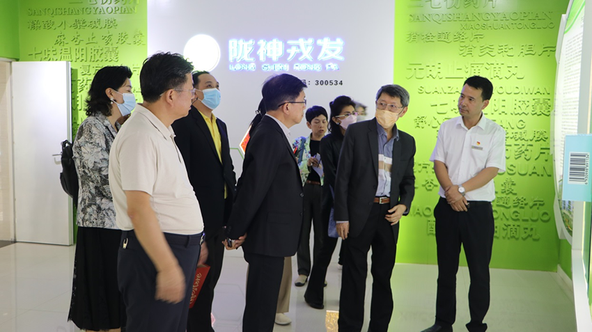 泰國衛(wèi)生部傳統(tǒng)和替代醫(yī)學(xué)司一行參觀考察甘肅隴神戎發(fā)藥業(yè)股份有限公司